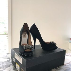 Selling my Badgley Mischka black peep toe’s . Excellent condition.